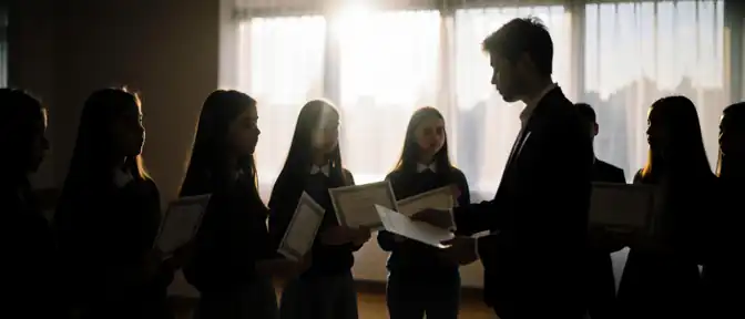 Лантратова отмечает юных художников-правозащитников на День семьи