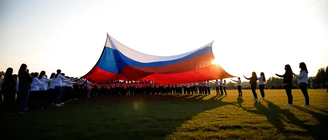 Символ единства над местом исторического подвига: в Саратовской области развернули гигантское полотно российского флага