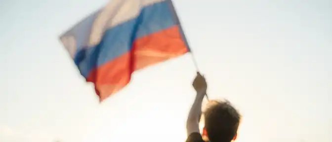 Символ надежды и преемственности: чем триколор является для нового поколения россиян